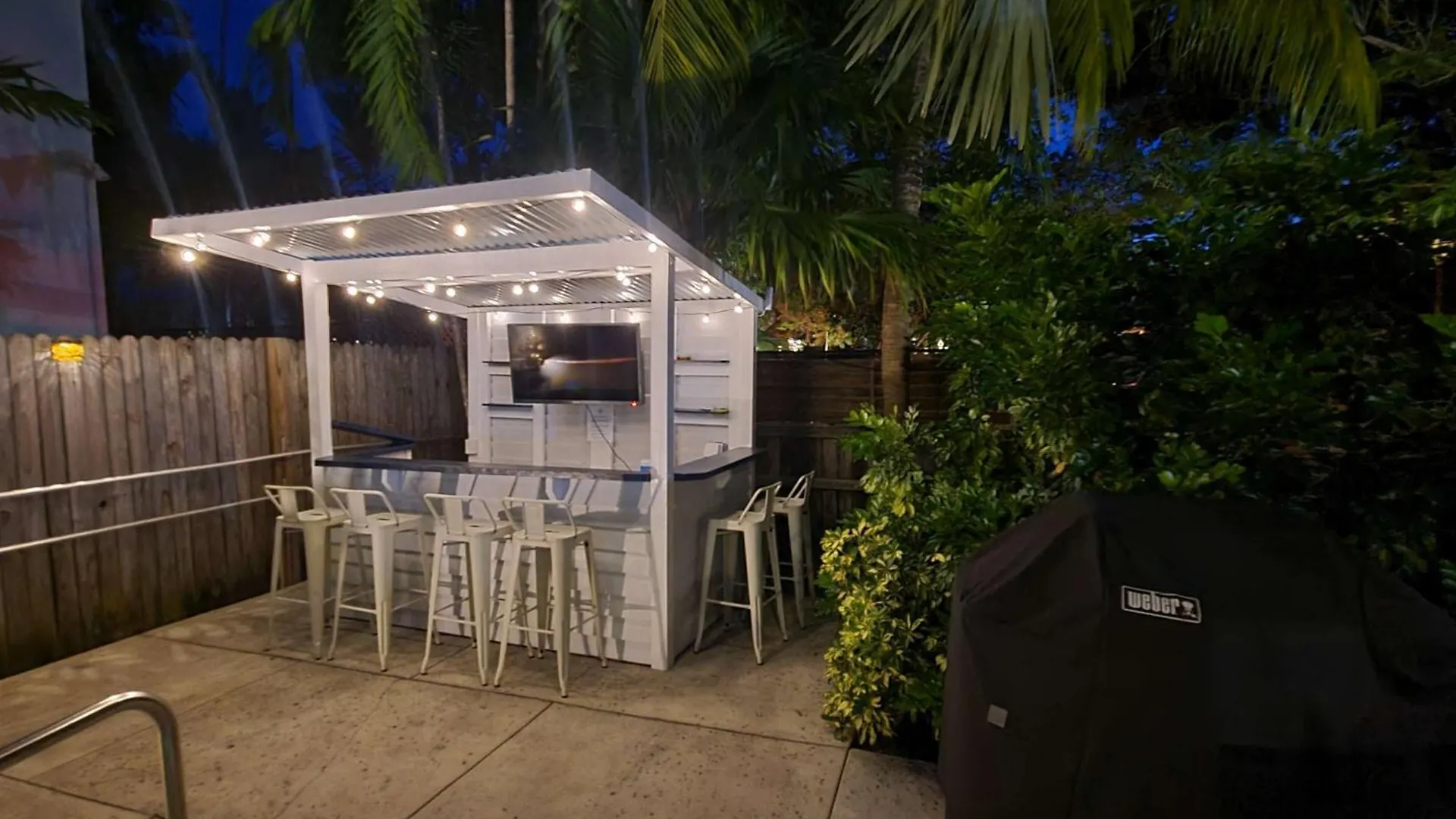 Duval Street Suite Overlooking Duval With Parking And Pool Key West United States