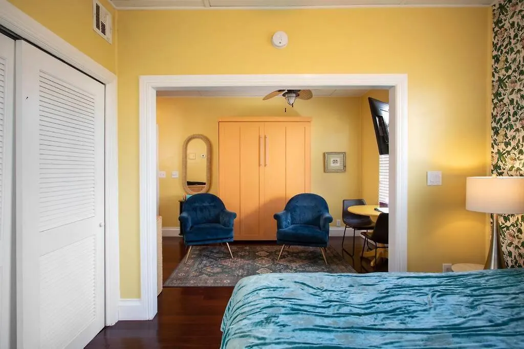 Duval Street Suite Overlooking Duval With Parking And Pool Ки-Уэст