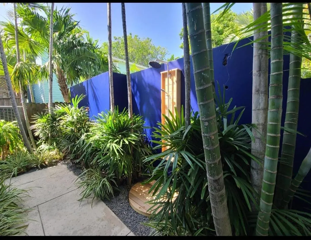 Дом отдыха Duval Street Suite Overlooking Duval With Parking And Pool Ки-Уэст