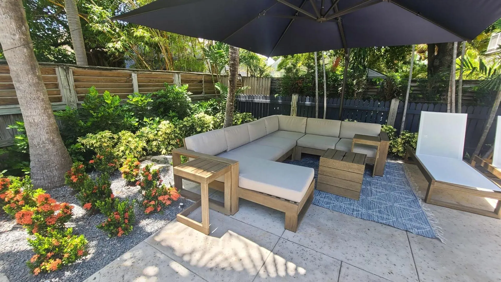 Дом отдыха Duval Street Suite Overlooking Duval With Parking And Pool Ки-Уэст США