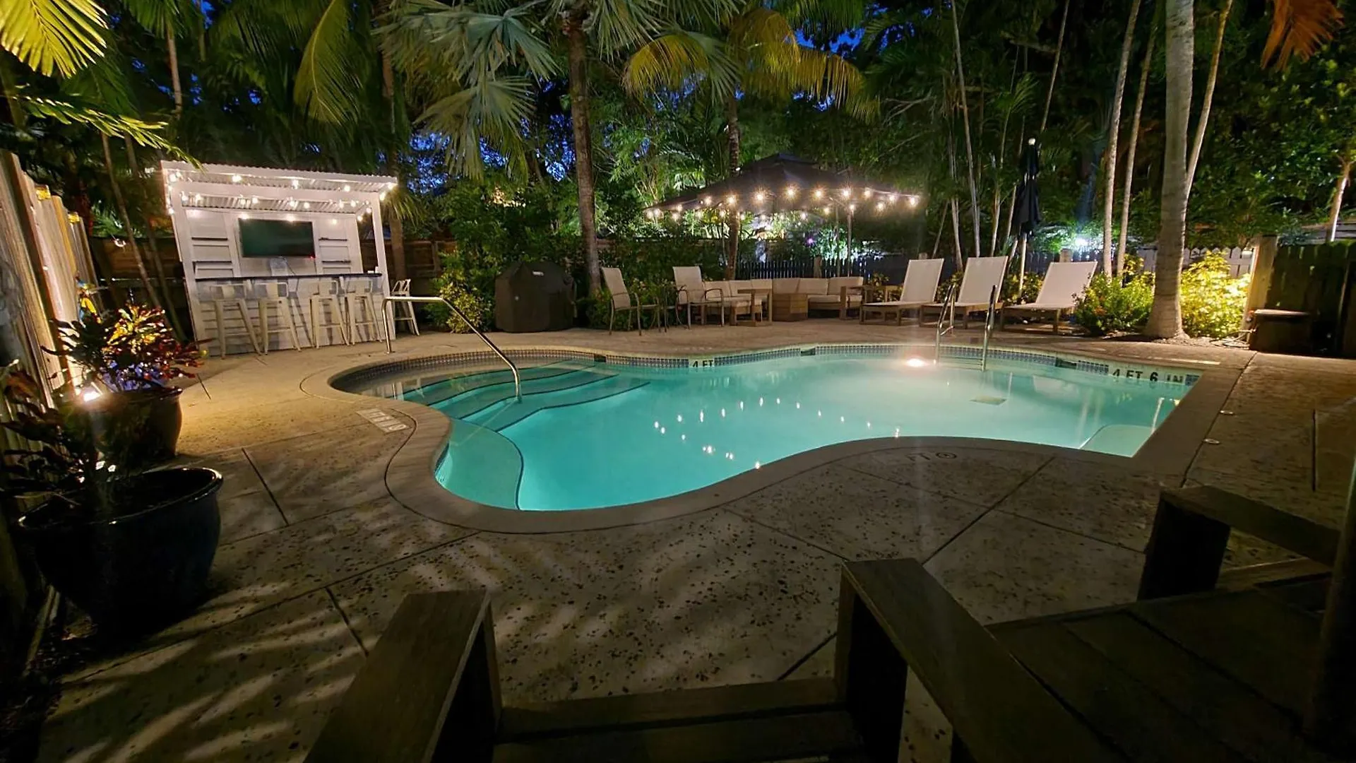 Duval Street Suite Overlooking Duval With Parking And Pool Ки-Уэст