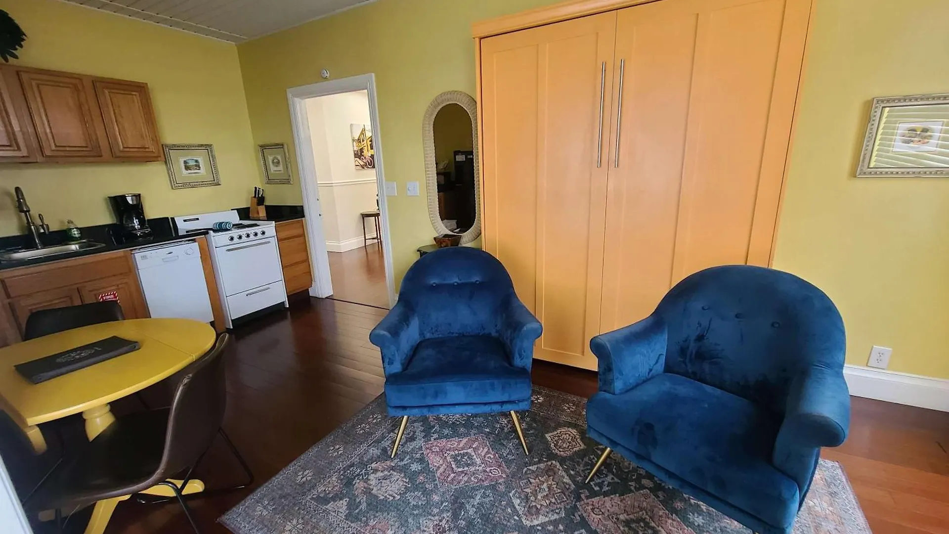 Дом отдыха Duval Street Suite Overlooking Duval With Parking And Pool Ки-Уэст